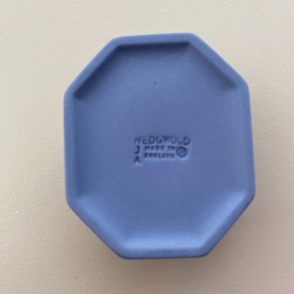 Wedgwood Blue Jasperware Small Octagonal Pill Box with White Motif - Cupid - Picture 8 of 8